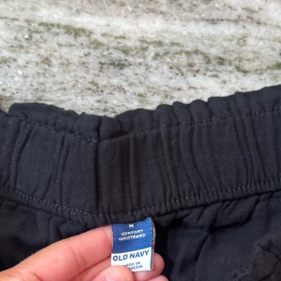 Old Navy High Waist Black Women's Shorts
Size Medium - Picture 2 of 2